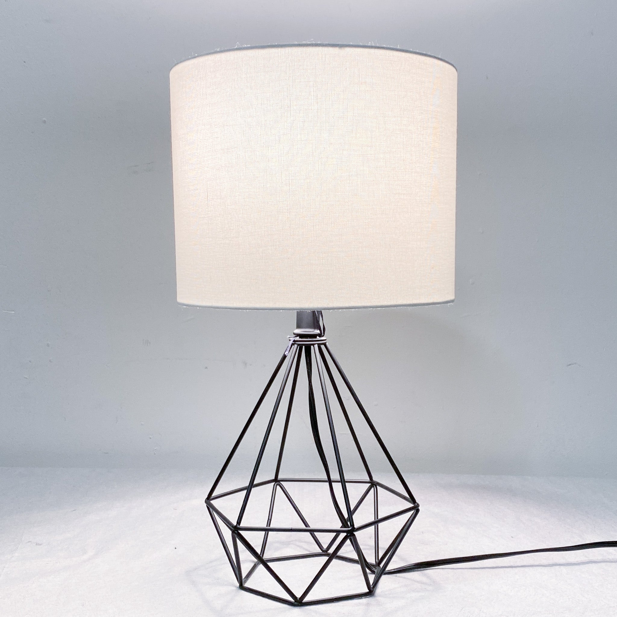 Entenza wire geometric table hot sale lamp